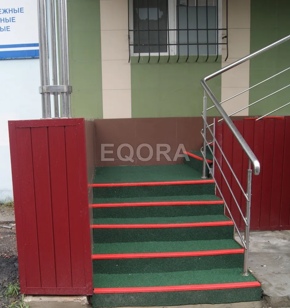 Противоскользящее покрытие на ступени крыльца из резиновой крошки в Ступино