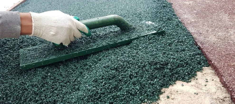 Можно ли укладывать резиновое покрытие на грунт в Ступино?